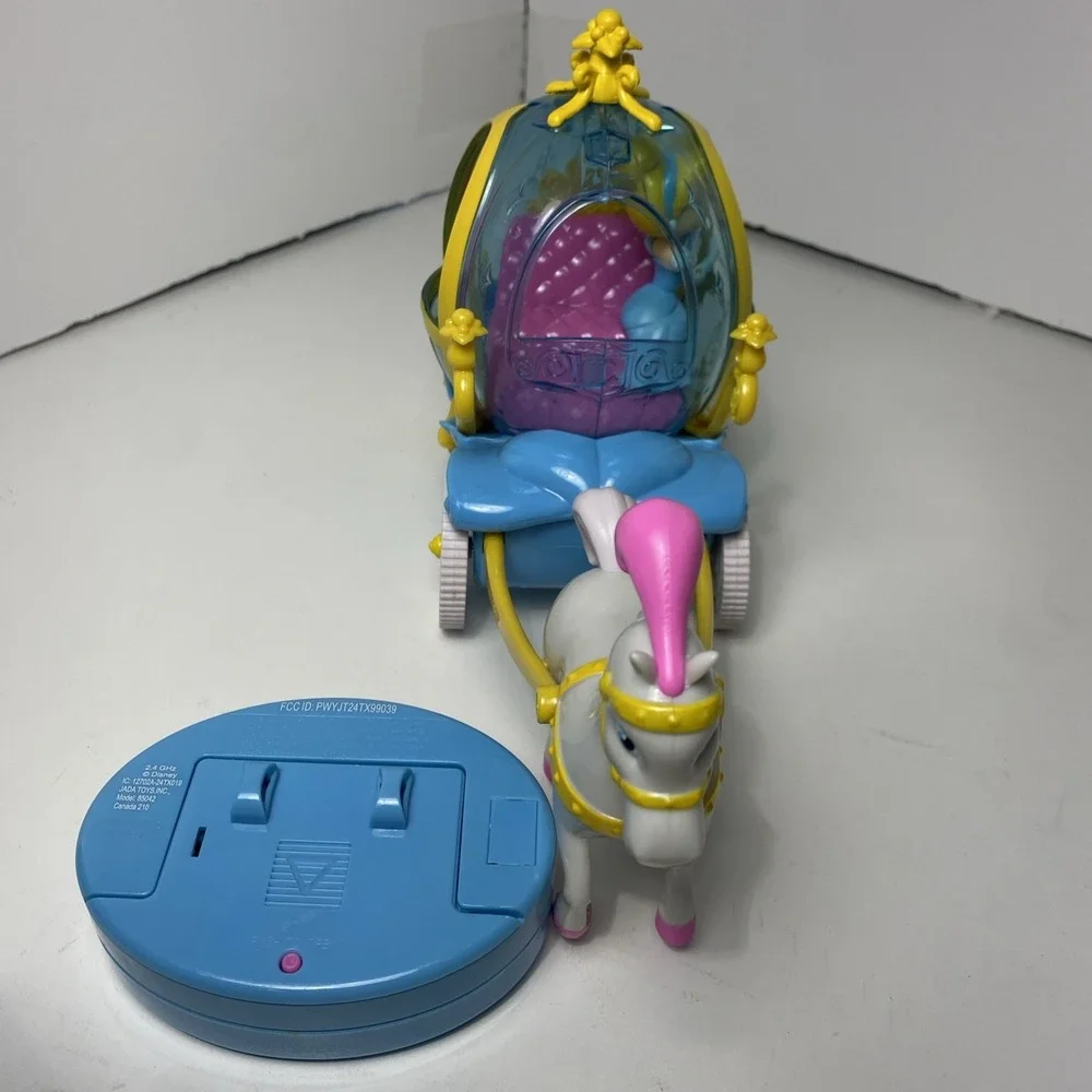 Disney Princess Cinderella Horse Drawn Carriage RC Radio Control Batt‎ Included
